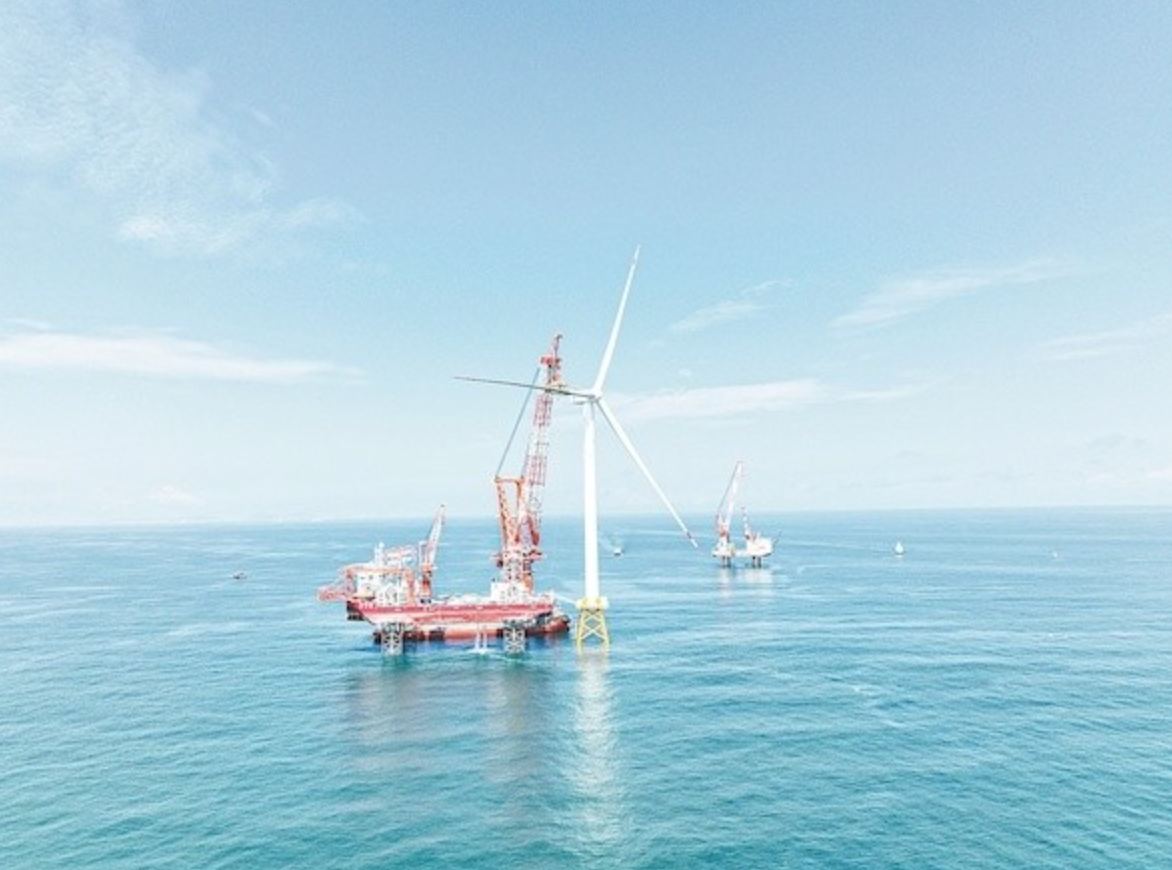 國內單機容量最大、葉輪直徑最長的高原山地風機成功吊裝